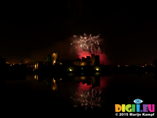 FZ024433 Fireworks over Caerphilly Castle